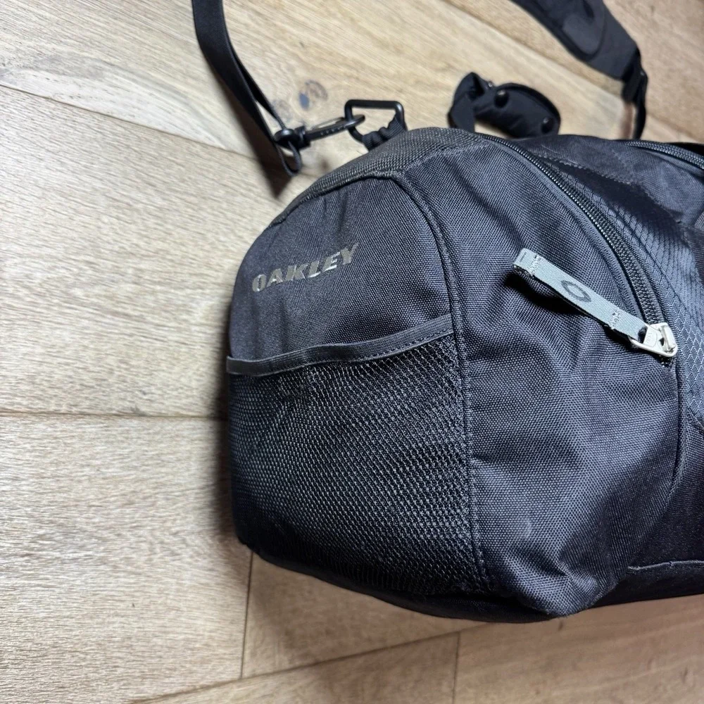 Oakley Black Duffle Bag Vintage Gym Bag in Excellent Condition Model 92345